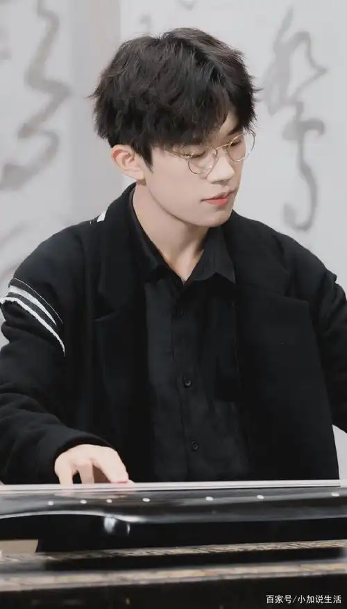 全能少年易烊千玺,可温柔典雅可痞帅霸气,简直太撩了!