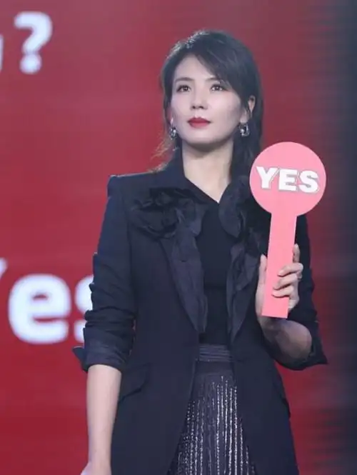 岁数大了又怎样40多岁的刘涛依旧玩转时尚穿一身黑成熟有魅力