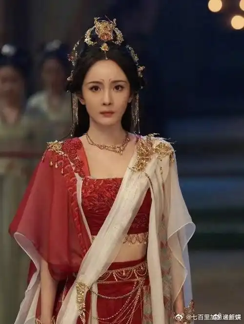 红色热烈奔放,真的更加放大杨幂的容颜,幂姐真是宜古宜今,红色古装有