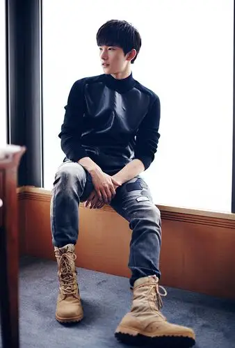 杨洋工作花絮照曝光 暖男造型秀长腿