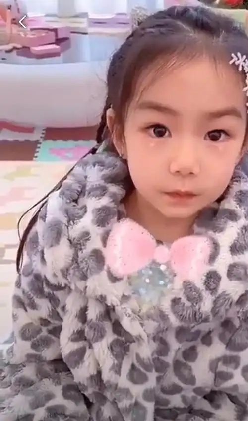 戚薇5岁女儿好懂事!生日当天拜早年,豹纹睡衣配亮钻妆比妈还美