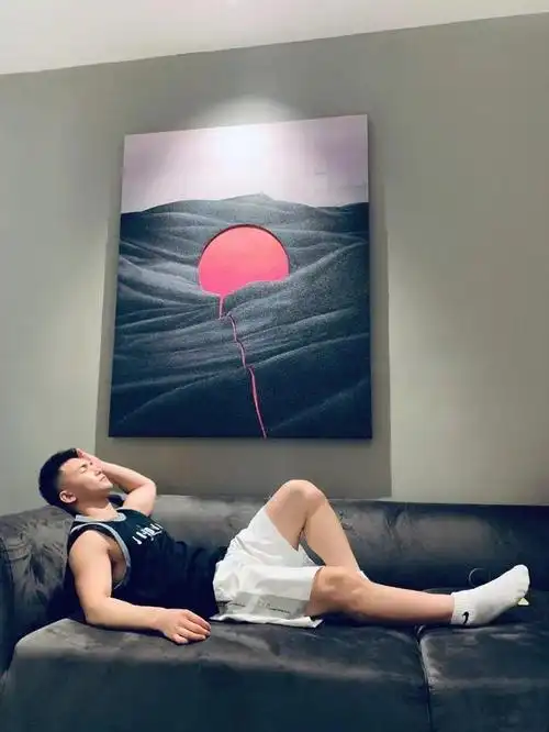 最近好像很流行这种拍照姿势呀!