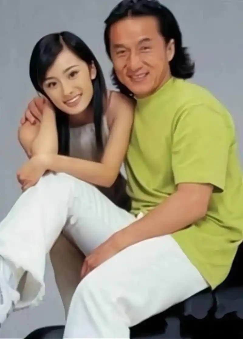 当年成龙和杨幂拍摩托车广告,把她搂在怀里笑的特别开心,成龙片酬五十