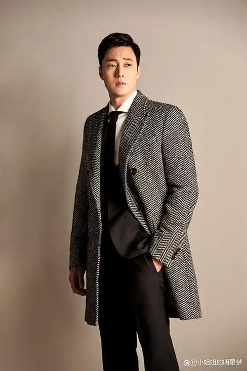 当演员之前,苏志燮曾是一名游泳运动员,因为从小身体虚弱,母亲便把