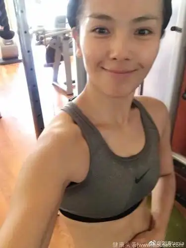 刘涛晒出健身照,15天瘦了一圈,6块腹肌隐约可见