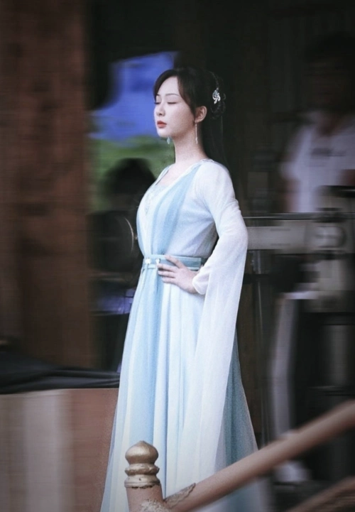 杨紫满脸胶原蛋白但并不显胖,这身古装将其纤细腰肢展现得淋漓尽致,虽