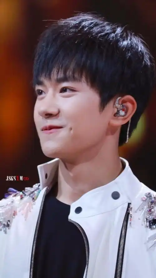 tfboys易烊千玺最新图片分享一只笑起来有梨涡超可爱的boy