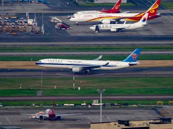 飞机起飞南航330