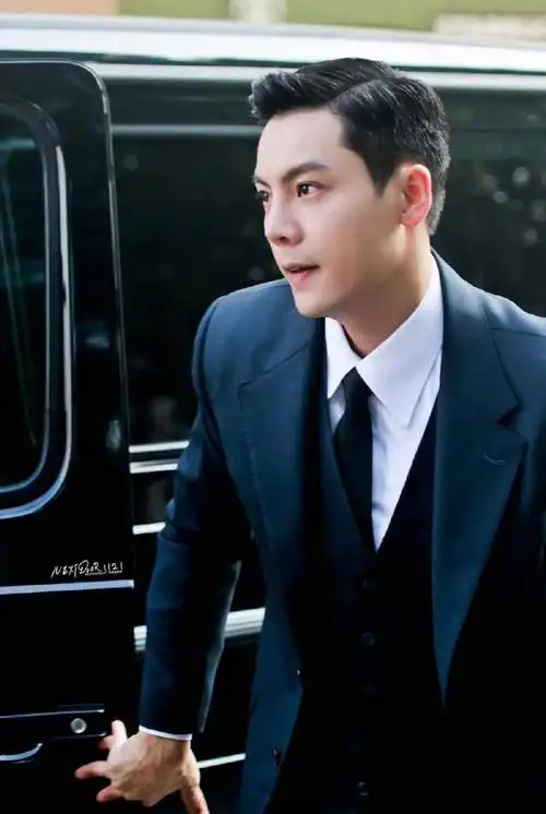 陈伟霆穿着西装开大g,那种成熟精英的气质真是让人无法抗拒!