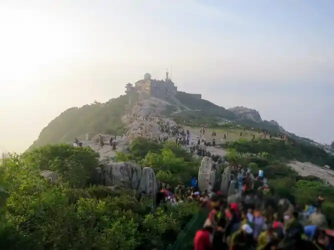 日观峰位于泰山顶,距离最高峰玉皇顶已经非常近了.