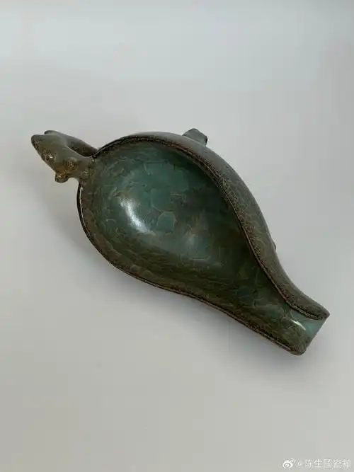 南宋龙泉溪口官窑爵杯～此器器型规整,比例协调,工艺精湛,釉色高雅