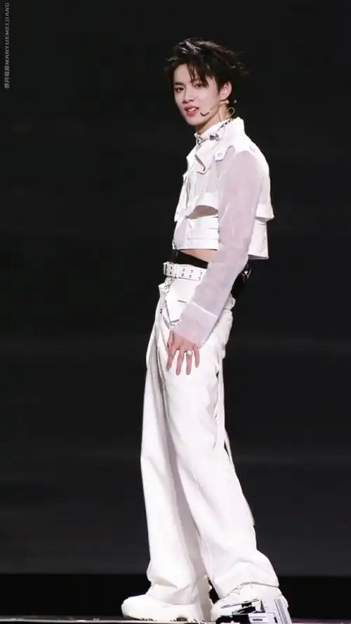 肩窄腰大长腿和帅气脸蛋的拥有者超绝bg感刘耀文状态这么好的演员真的