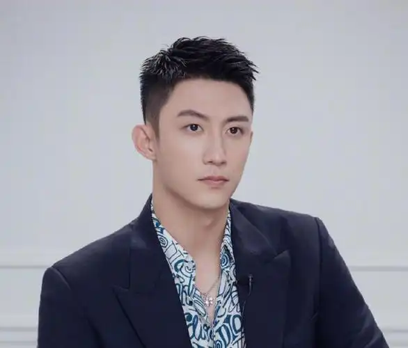 完美驾驭寸头的男星杨洋黄景瑜上榜而他最让人惊艳