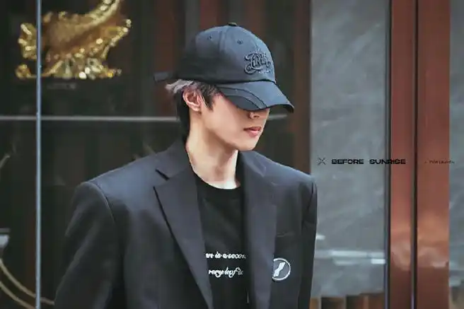 刘耀文黑西装下班图好有电影感这宽肩细腿还有比我人生规划还清晰的