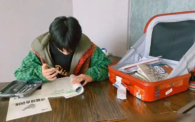 然而看过照片的网友却持相反的想法,甚至还嘲讽刘耀文是"九漏鱼"预备