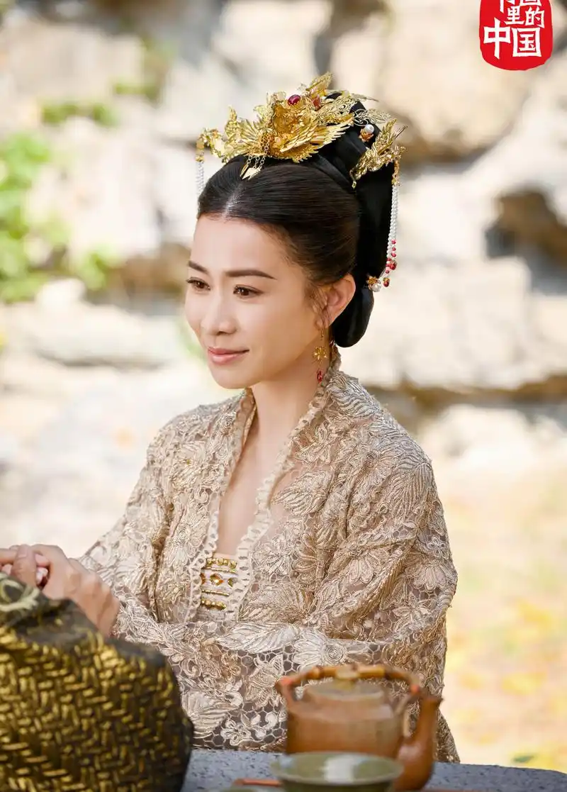 有种古典美叫佘诗曼,再扮古装华丽又大气,可惜生图下很显矮