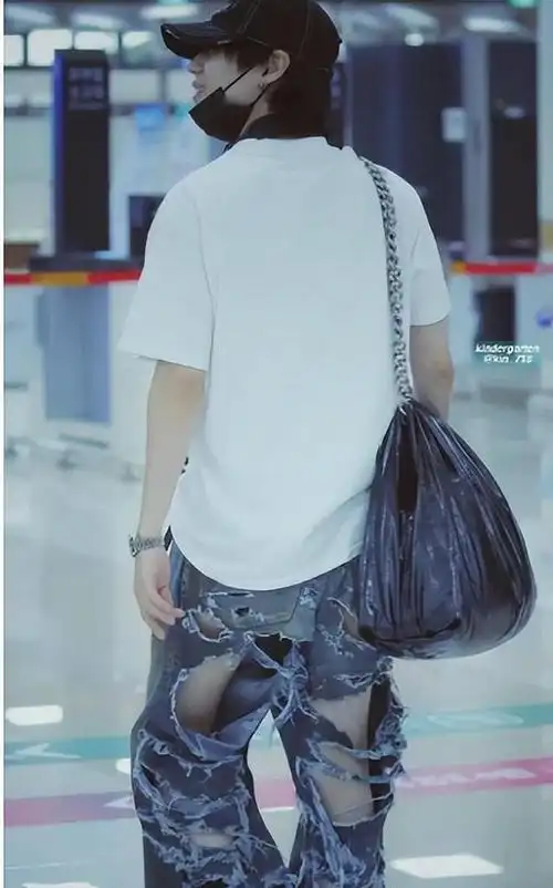 这裤子布料已经够省了,但没想到世界上还有更省的裤装,真是让我大开眼