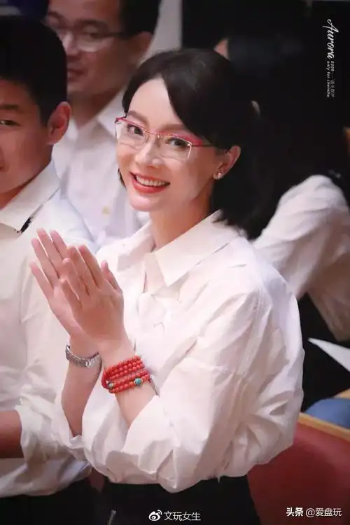 毕竟对大部分人来说,右手戴串很不方便,相对来说,左手戴串会方便憾噜