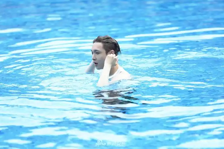 极限挑战张艺兴白衬衫帅气俊俏泳池湿身照曝光