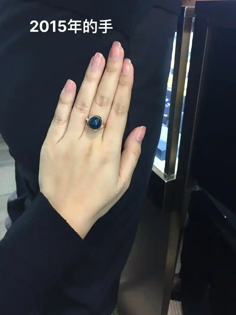 我是一直很喜欢给自己的小手手拍照片的,现在看看也很有回忆感呢 - 抖