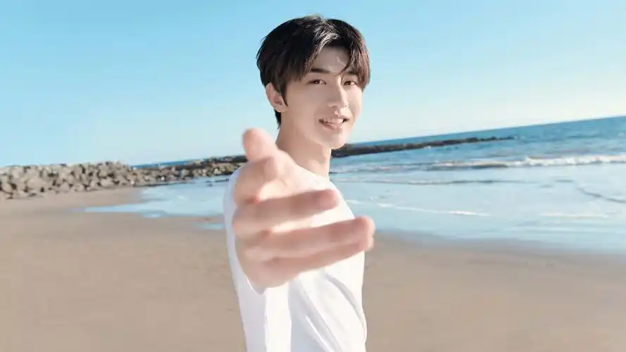 蔡徐坤清爽帅气写真