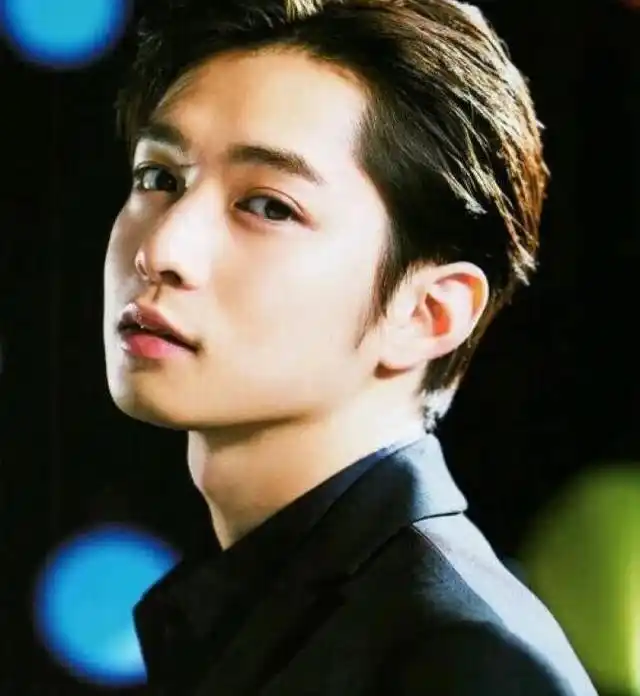 千叶雄大真的胖了好多当年的俊朗小生胖了一圈后显得慈祥起来