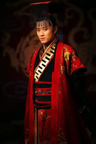 蒋毅《凤凰牡丹》出演伯豪蒋毅《凤凰牡丹》剧照新浪娱乐讯 大型古装