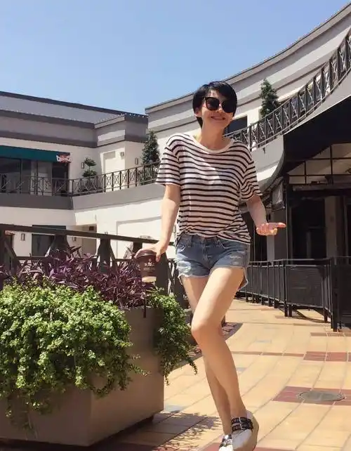 短发真是有勇气,不过很明显浑身都充满少女感的许晴驾驭这样的男子