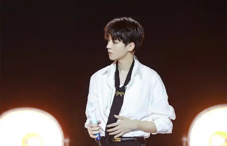 最新帅气王俊凯壁纸_清新风格的王俊凯