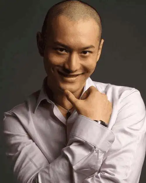 当红男星的光头形象让人啼笑皆非最后一位被称为最帅光头