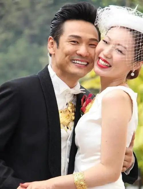 杜德伟妻子李晓冰丈夫比母亲大一岁婚后生一子生活幸福甜蜜
