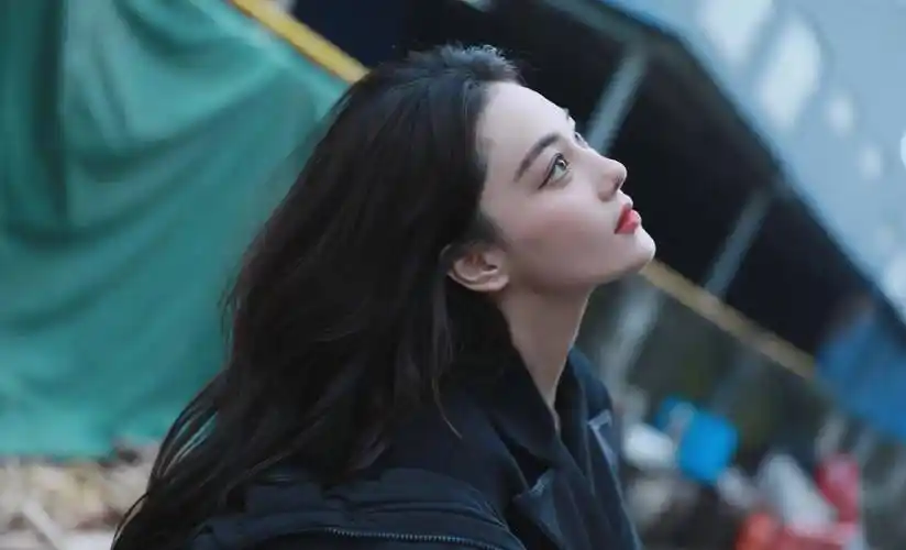 张馨予晒新剧杀青照 长发披肩 侧颜优越 红唇烈焰 美艳动人 氛围感