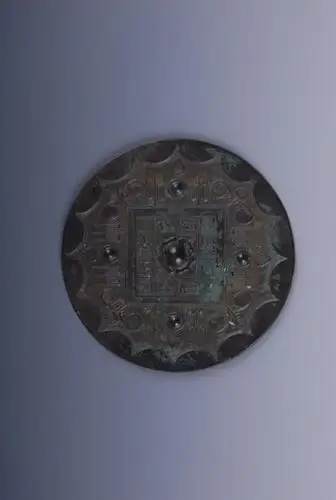 西汉日光草叶纹镜