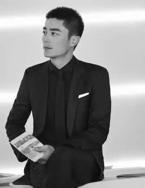 很久没见霍建华,剃了寸头的他更man了,跟之前的白子画上仙不是一个