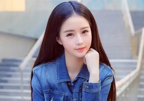 瓜子脸女生中分离子烫发型