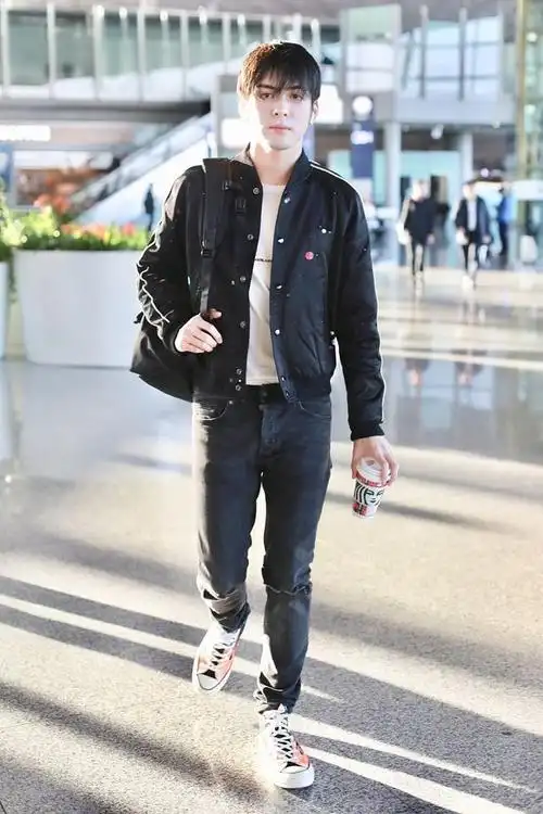 宋威龙夜晚低调打扮外出聚餐:明星隐私权的边界在哪里?