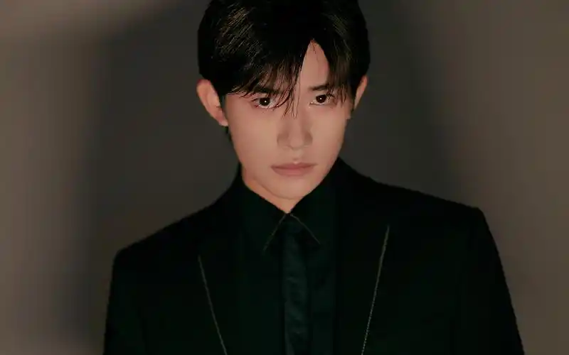 易烊千玺酷黑时尚写真桌面壁纸