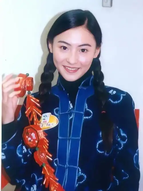 张柏芝早期双麻花辫蓝衣服图
