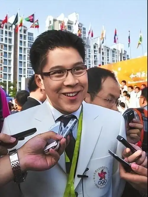 韩国偶遇郭晶晶霍启,霍启刚背 5 万包,郭晶晶穿长靴太时尚!