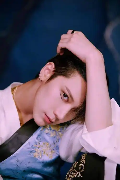 边伯贤新造型烟熏妆妖媚冷漠脸,佩戴黄金项链公子气,后期遭吐槽_布景