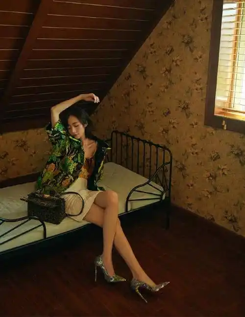 胡冰卿对自己挺狠,为秀腿穿12厘米"铁钉鞋",脚背成180度_高跟鞋_写真