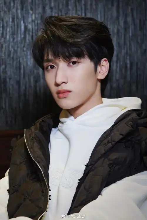 果然是颜值高,怎么拍都好帅!期待更多好作品.#严浩翔白色卫衣三连拍