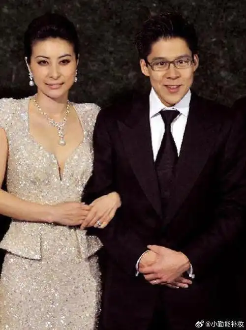 当年,郭晶晶结婚时,郭父母退回1100万彩礼,和价值3亿的四合院,婚礼