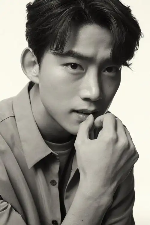 玉泽演图楼持更男友照营业照杂志照