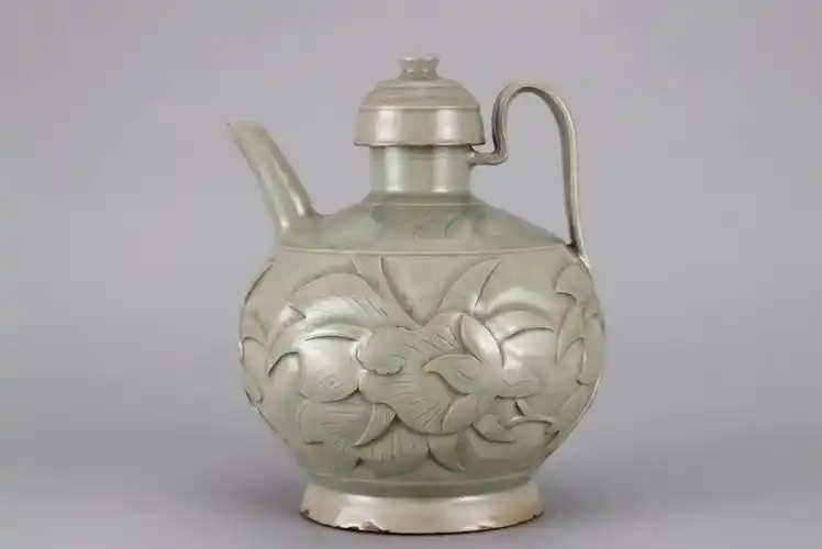 五代十国时期耀州窑深剔刻花卉纹酒壶