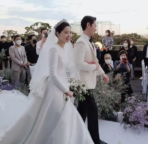 男团成员扎堆结婚,神话上演高甜婚礼,东方神起沈昌珉下月跟上__凤凰网