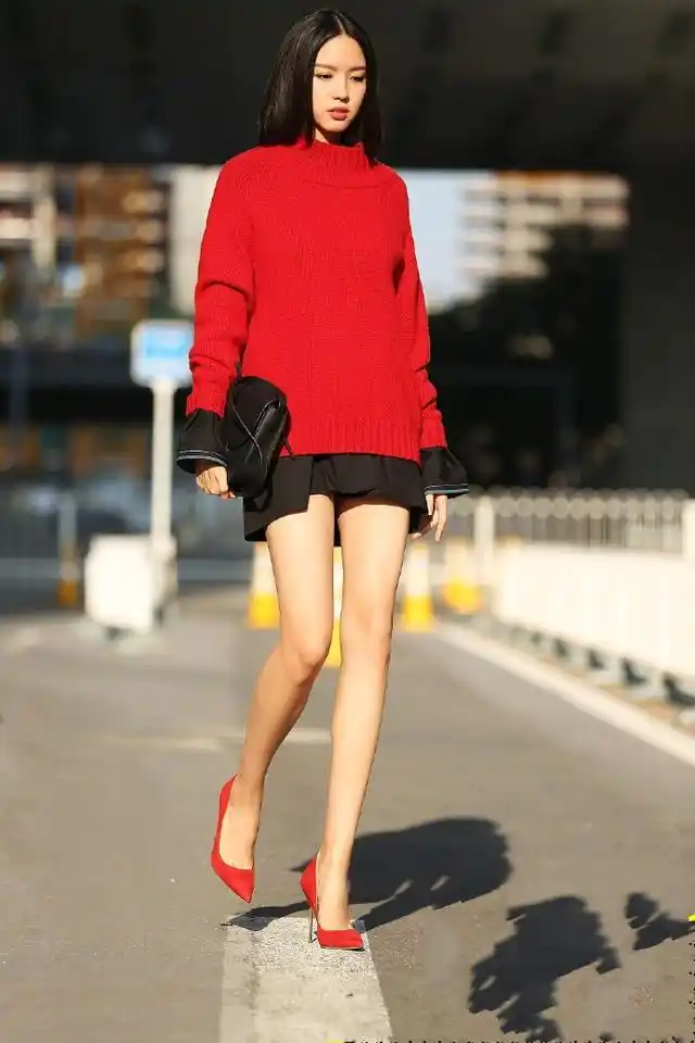 张梓琳穿黑色连衣裙,淑女感上升,网友:这腿女人看了都羡慕