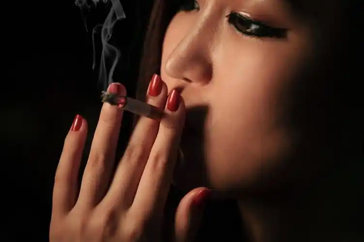 当香烟恋上红唇,缭绕了一段岁月,风干了一筐泪痕!