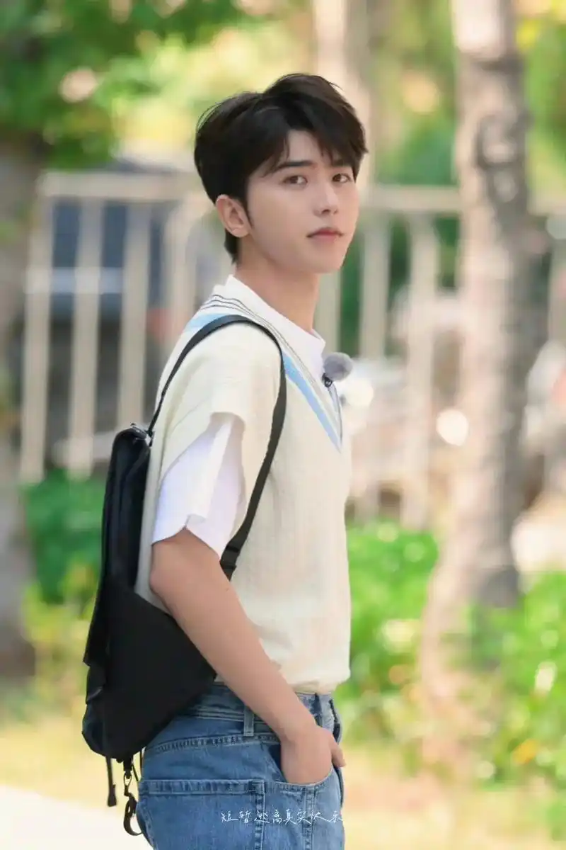 蔡徐坤奔跑吧学院风路透  蔡学长帅又可爱,可以加个好友吗? - 抖音