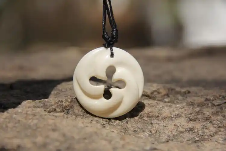 西藏手工牛骨雕挂坠 云南民族风情男士女生个性骨雕吊坠批发-阿里巴巴